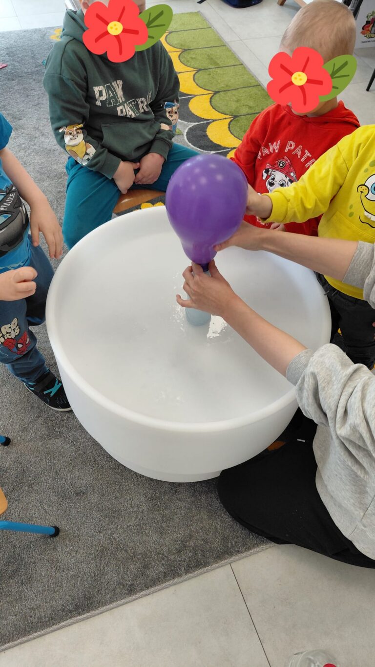 🎈🔬 Kolejne zajęcia z cyklu „Mali Odkrywcy – świat sensorycznych eksperymentów” za nami!